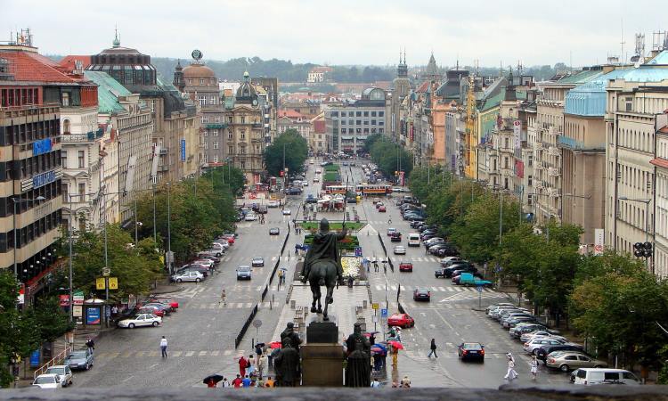 Вацлавская площадь - одна из достопримечательностей Праги