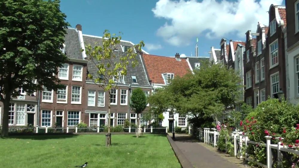 Бегинаж - одна из главных достопримечательностей Амстердама