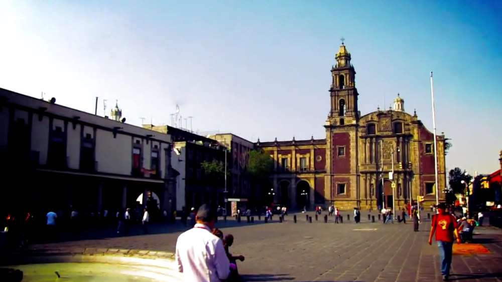 Плаза Санто-Доминго в центре Мехико