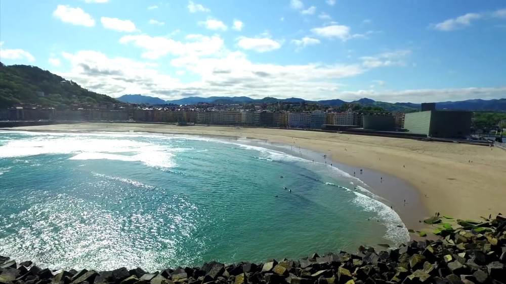 Следует посетить Городской пляж Ла Конча в Сан-Себастьяно (Испания)