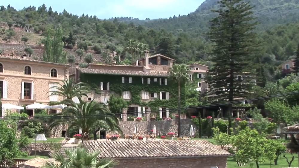 What to see on Mallorca by yourself? The town of Deià