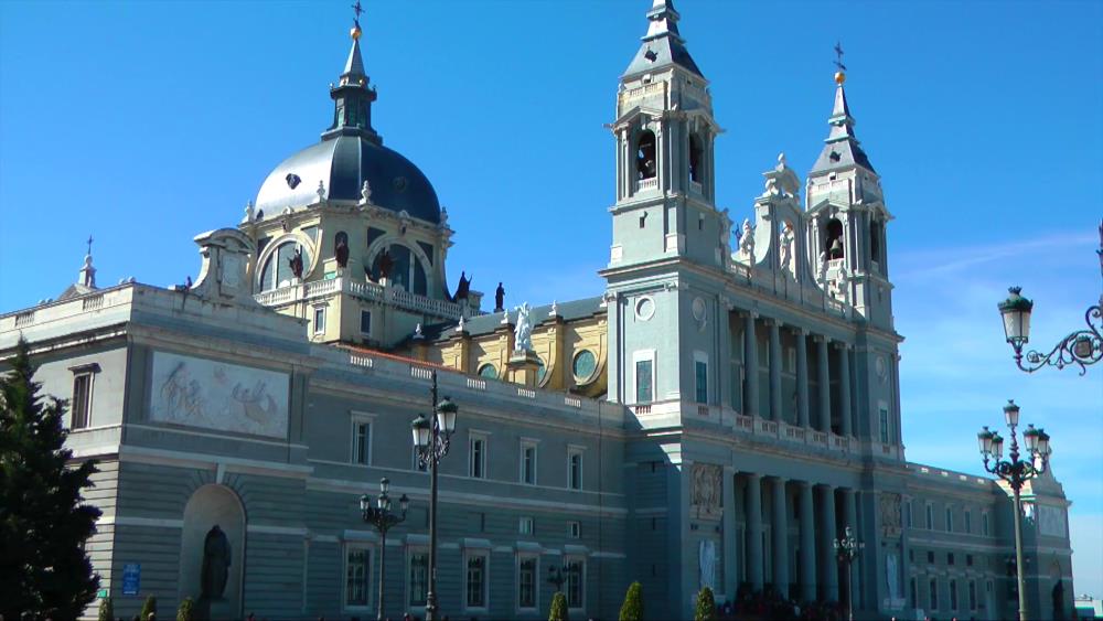 Кафедральный собор Альмудена в Мадриде
