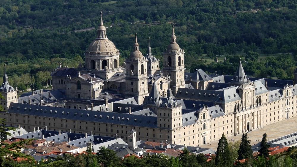 В окрестностях Мадрида моржно найти такую достопримечательность, как Монастырь Эскориал