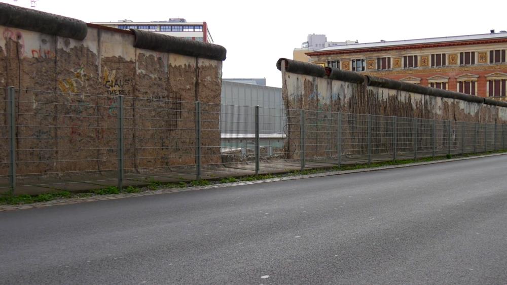Берлинская стена - известная достопримечательность Германии