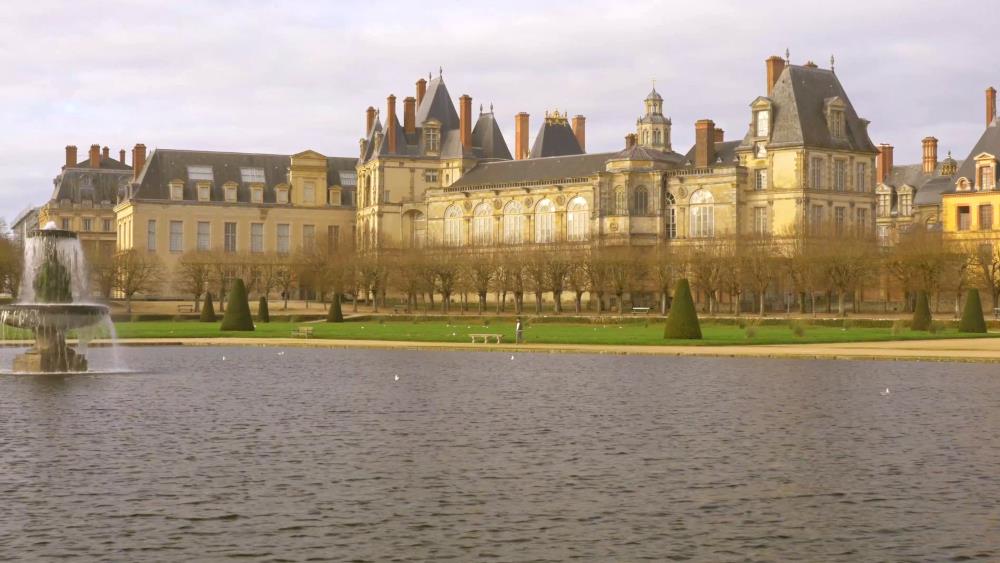 Palais Fontainebleau in Paris