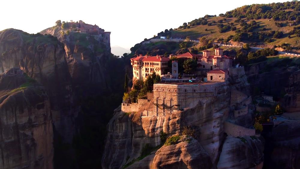 Интересное место в мире для путешествий - Монастырский комплекс Метеоры в Греции