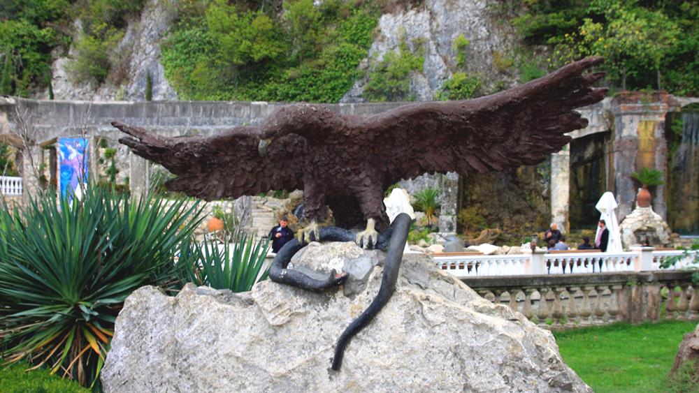 Скульптура «Орел, терзающий змею» в Новом Афоне