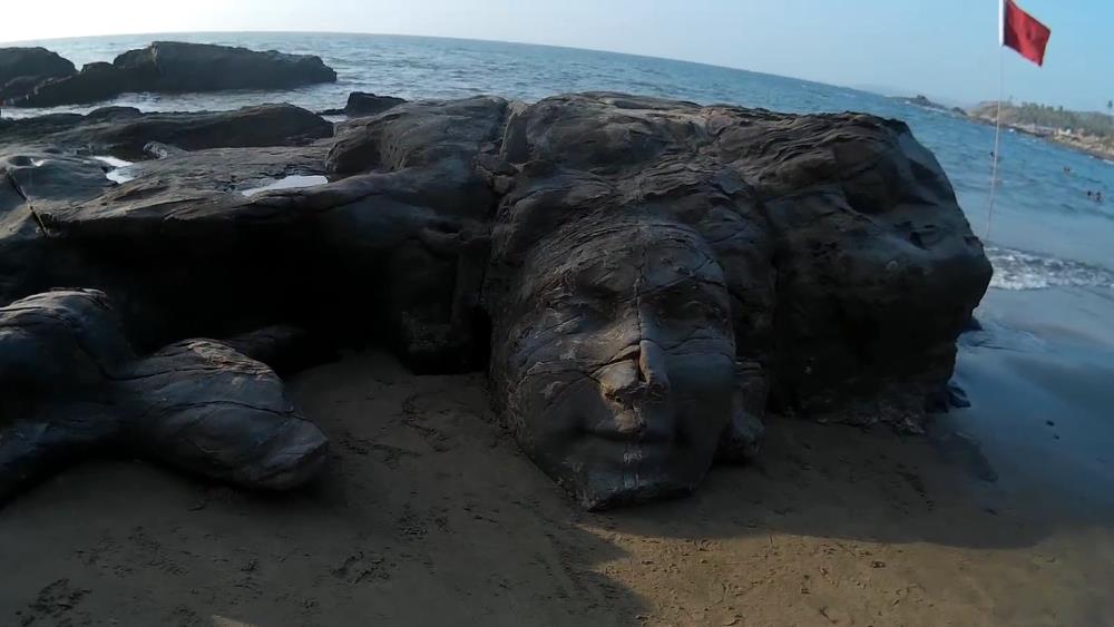Лицо Шивы на пляже Вагатор - достопримечательность Гоа