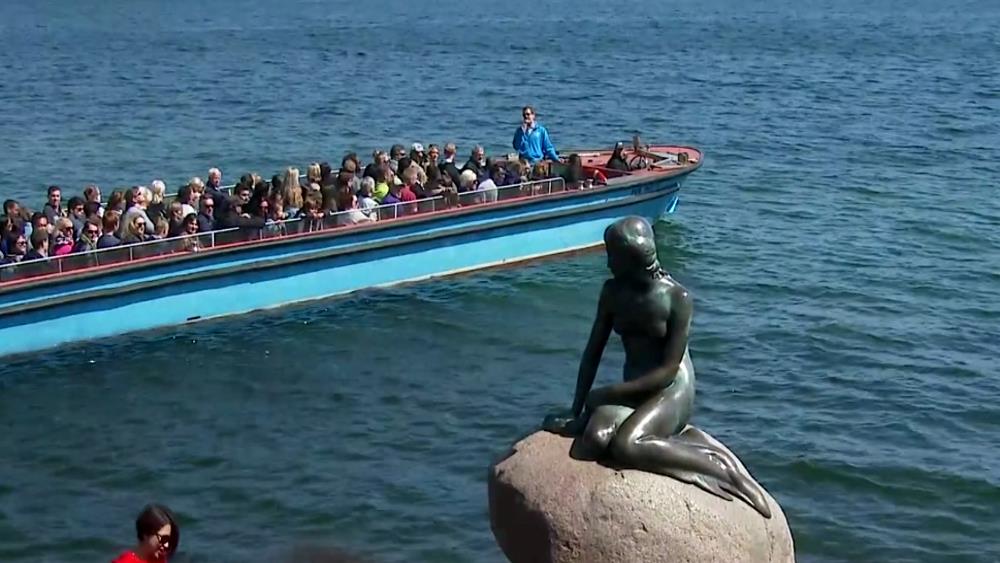 Статуя Русалочки - одна из главных достопримечательностей Дании