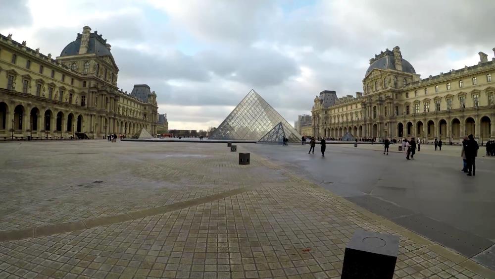 Лувр обязательно стоит посмотреть в Париже