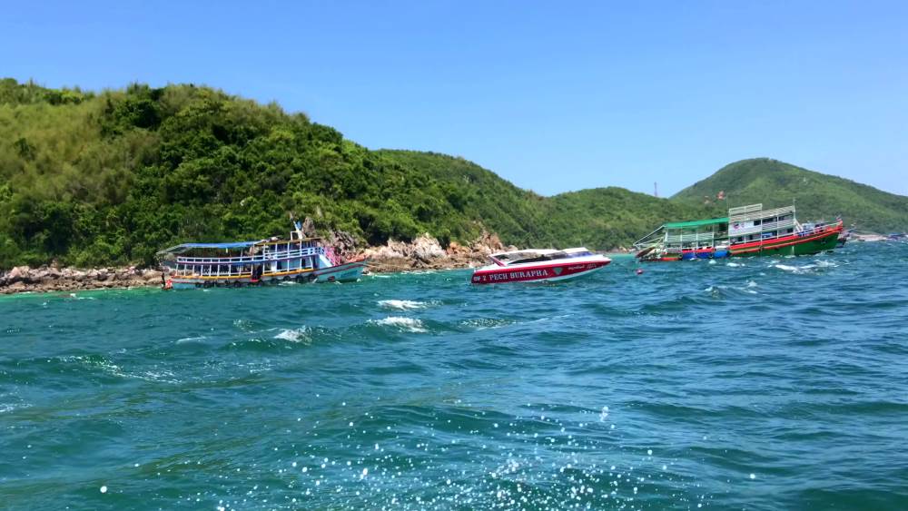 Excursions to the island of Ko Lan in Thailand