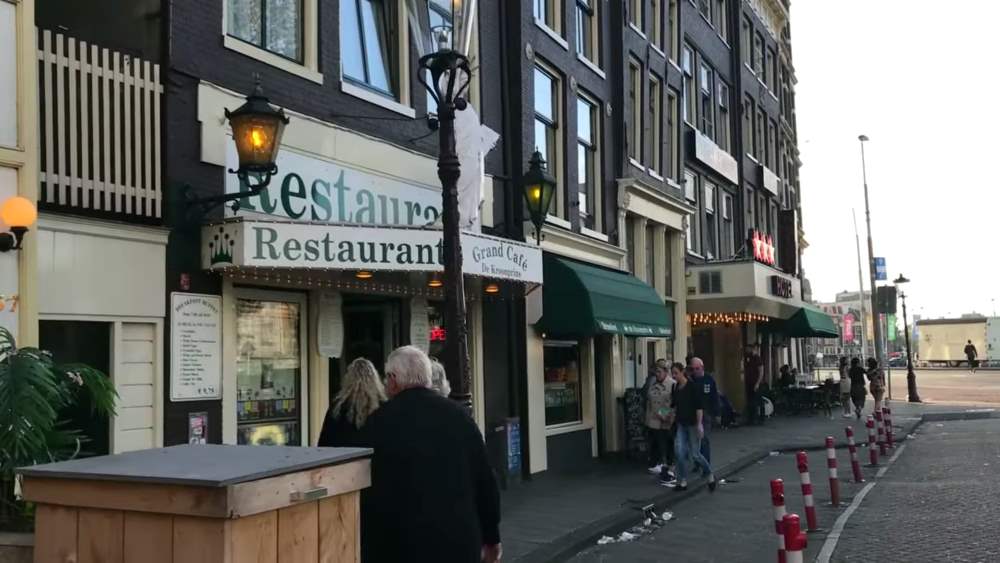 Кофешопы Амстердама - здесь любят отдыхать туристы и местные жители