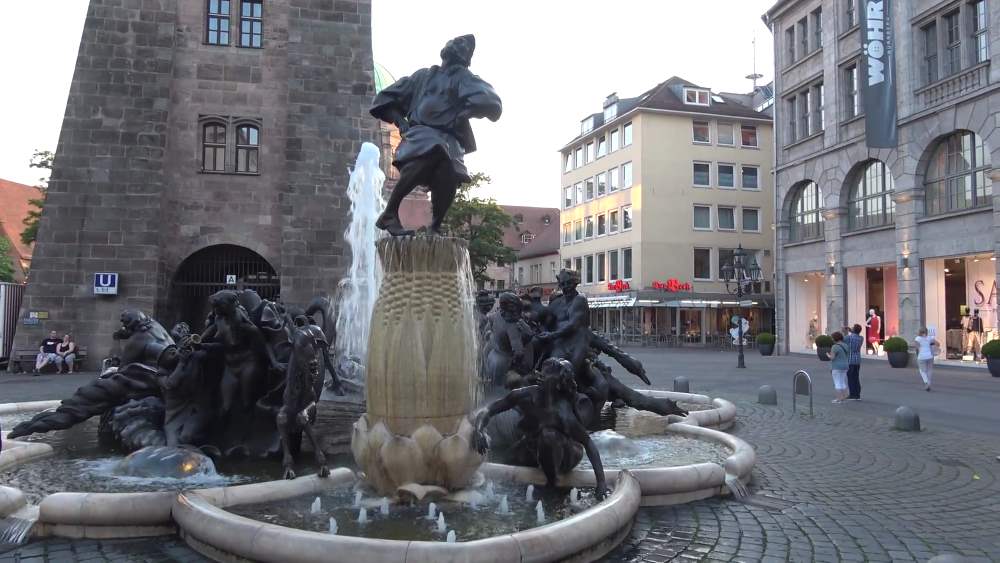 Скандально известный фонтан Нюрнберга - "Супружеская карусель"
