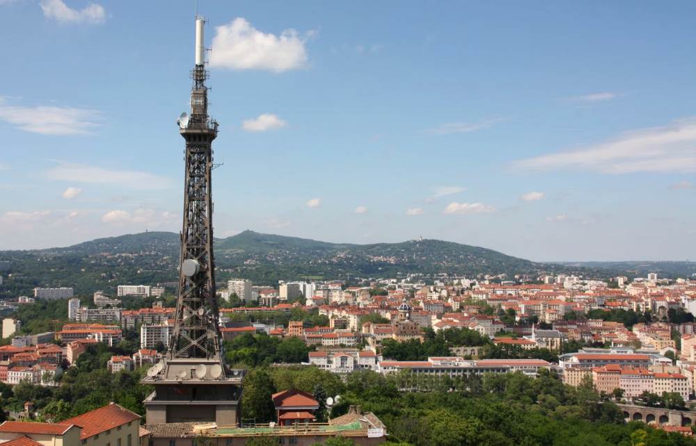 Металлическая башня Фурвьер в Лионе - пародия на Эйфелеву башню