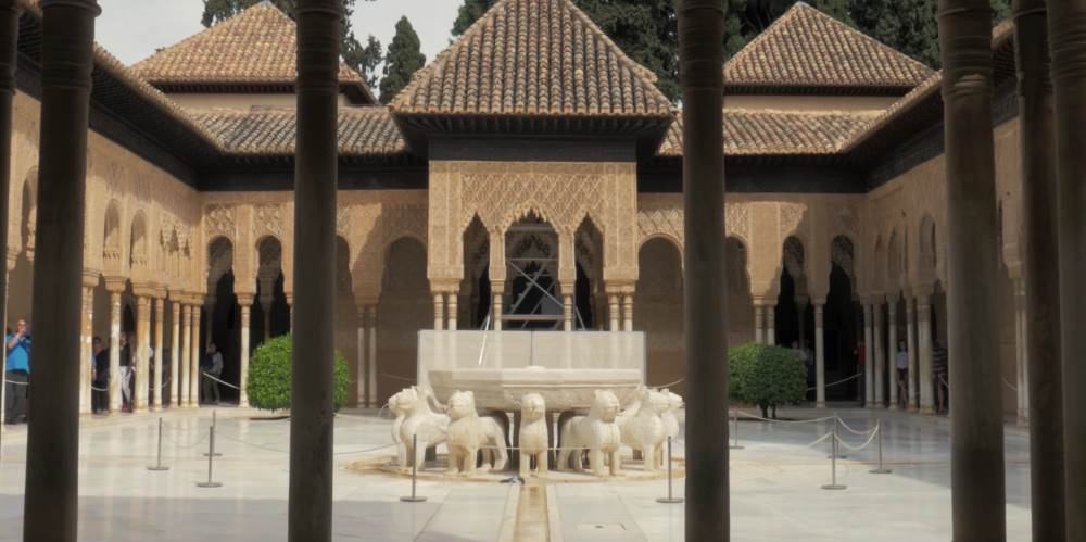 Львиный двор в дворце Альгамбра