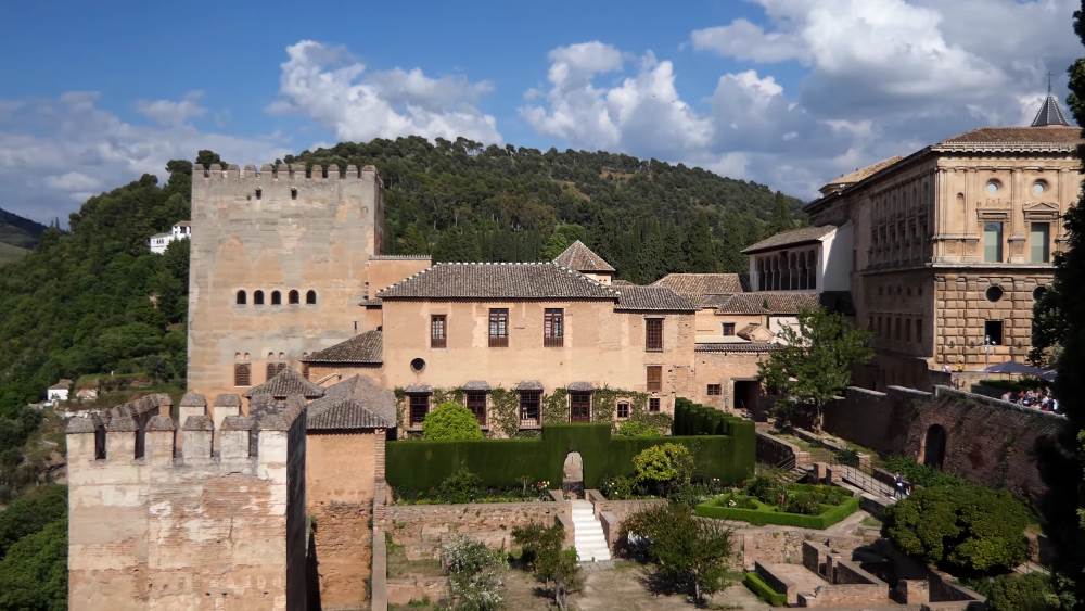 Как добраться до замка Альгамбра в Гранаде (Испания)?