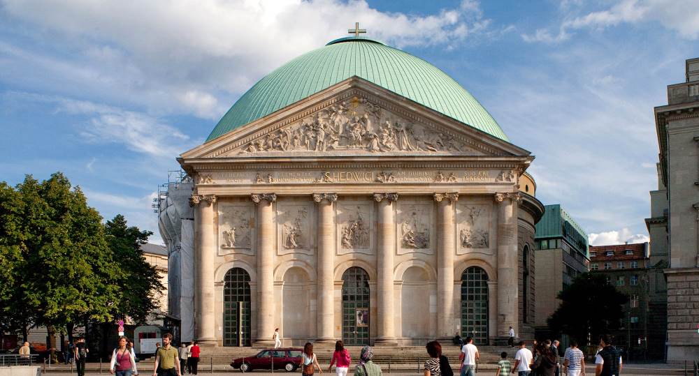 В Берлине стоит посмотреть Собор Святой ЯдвигиСобор Святой Ядвиги