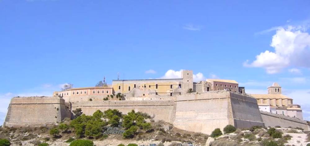 Замок Альмудайна - одна из достопримечательностей Ибицы