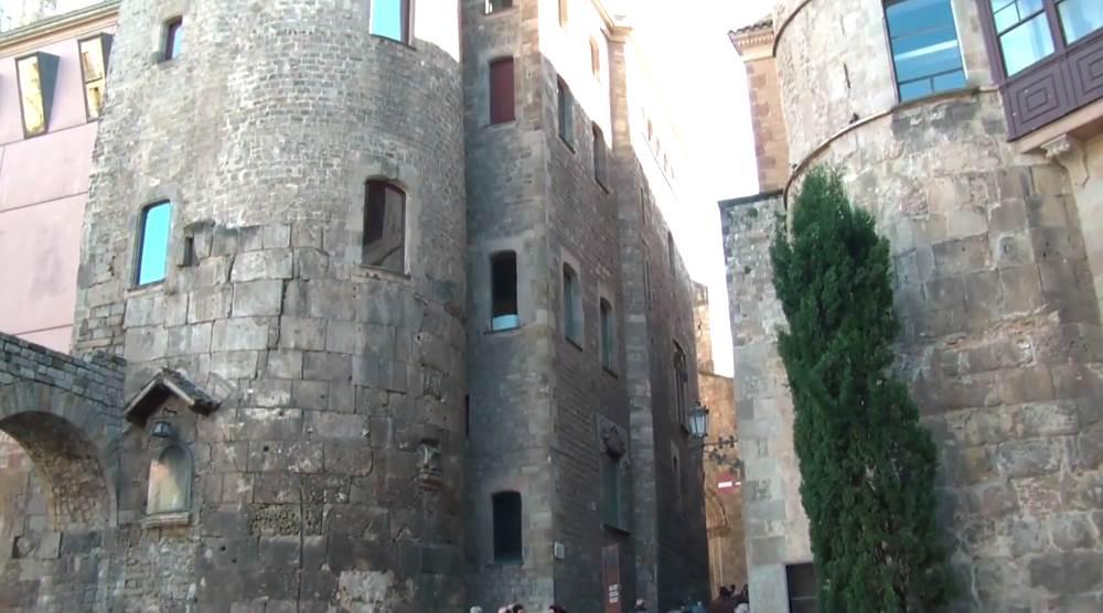 Римская стена в центре Барселоне