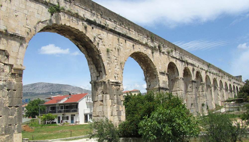 Акведук Диоклетиана - достопримечательность Сплита
