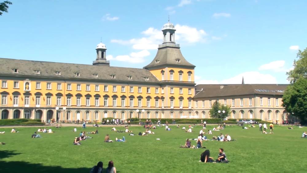 Старинный университет Бонна в Германии