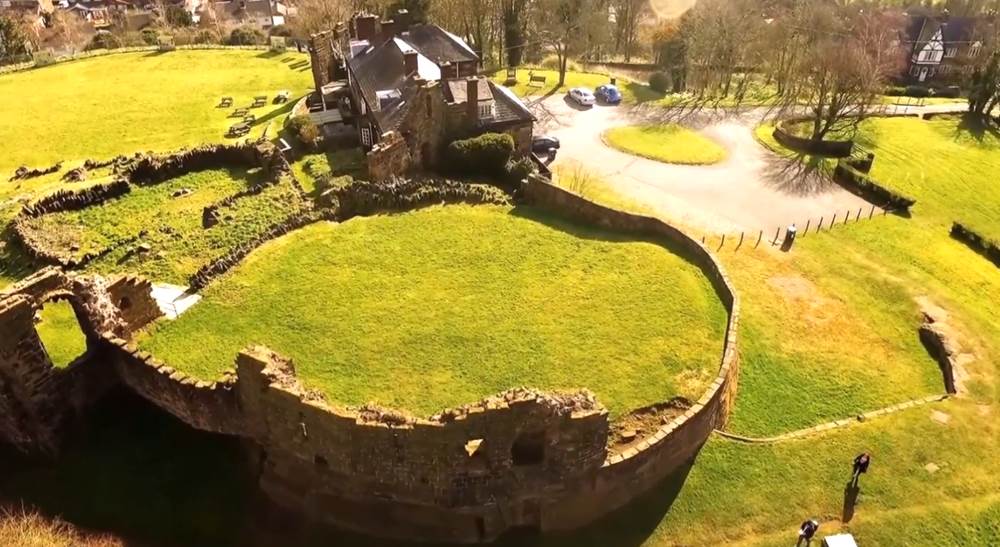 Руины замка Хальтон недалеко от Ливерпуля