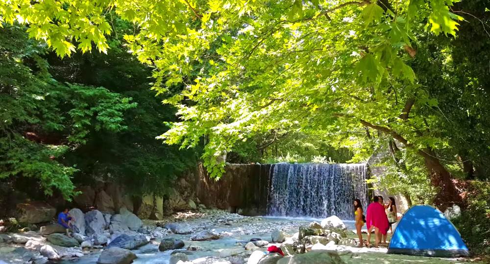 Термальный водопад рядом с курортом Лутраки в Греции