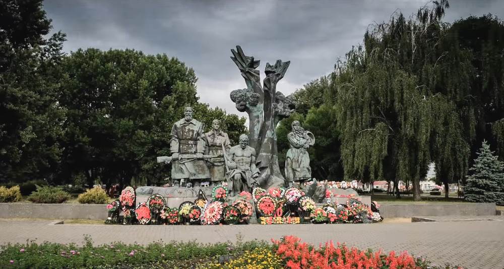 Мемориальный комплекс «Полесским партизанам» в Пинске, Беларусь