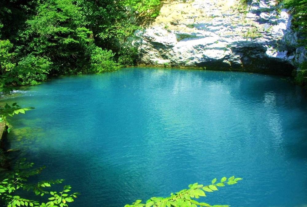 Голубое озеро недалеко от Гагр в Абхазии