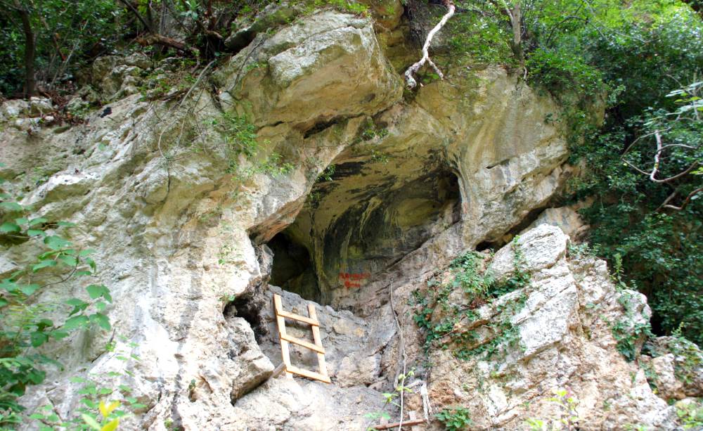 Пещера Святого Евпатия рядом с Гаграми, Абхазия