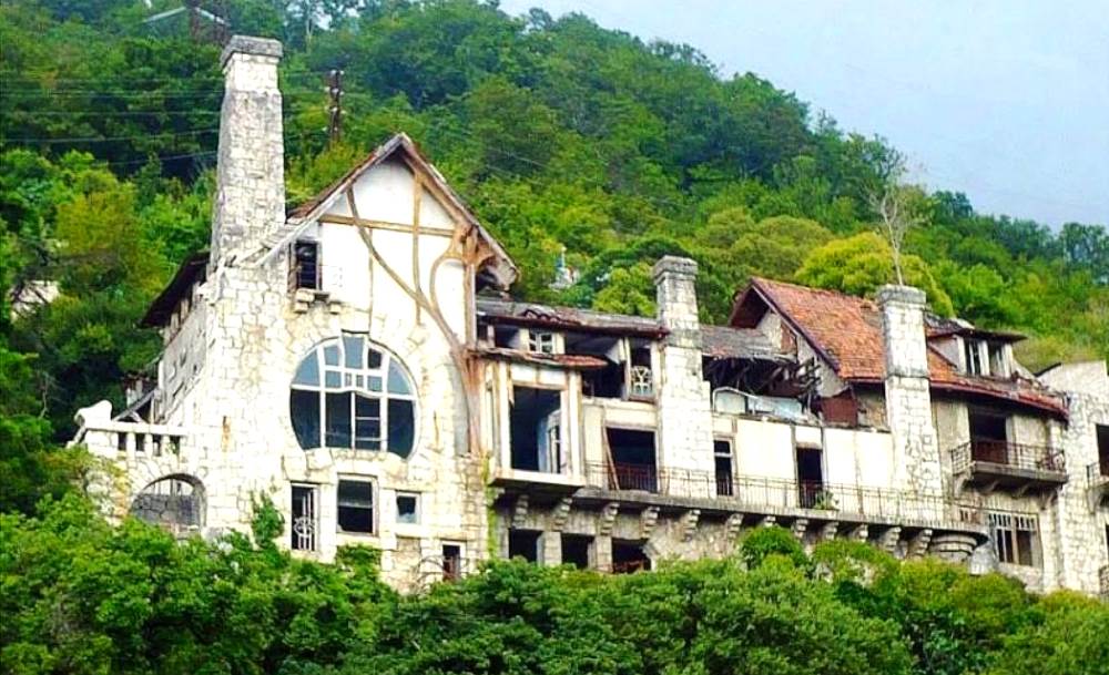 Замок принца Ольденбургского в Гаграх, Абхазия