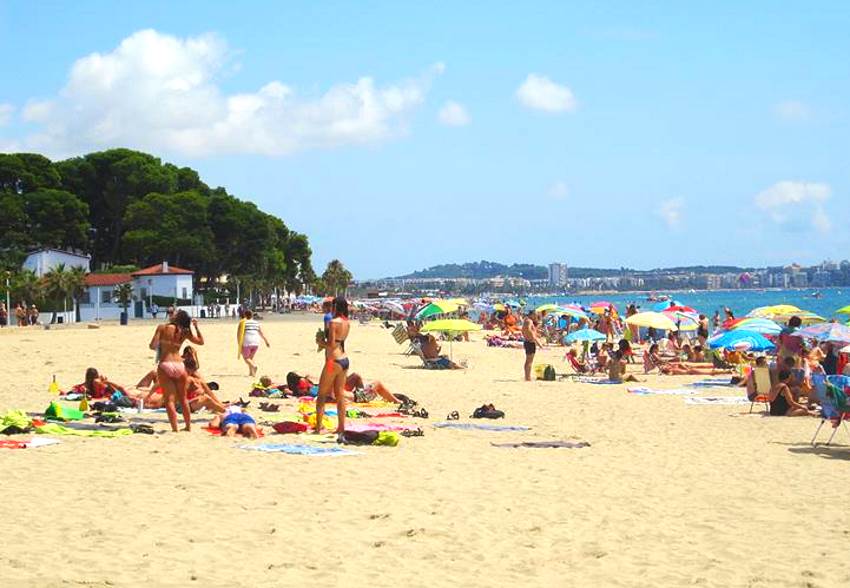 Пляж Вилафортуни на курорте Камбрильс в Испании