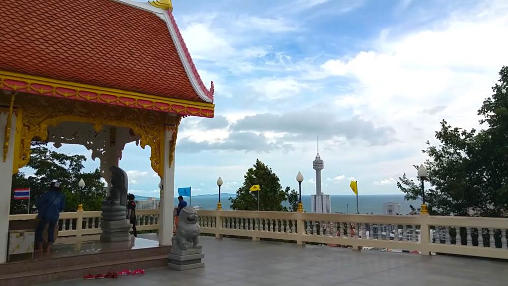 Смотровая площадка на холме Золотого Будды в Паттайе