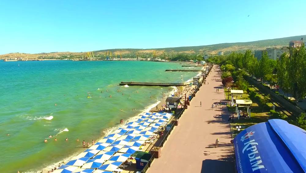 Чистые пляжи и вода на Черном море в Феодосии в Крыму