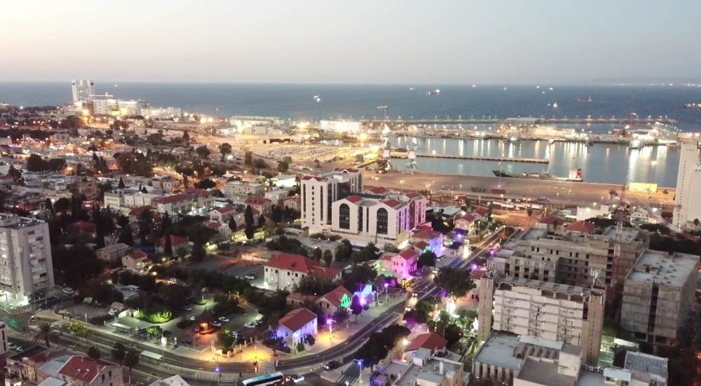 Город Хайфа на побережье Средиземного моря