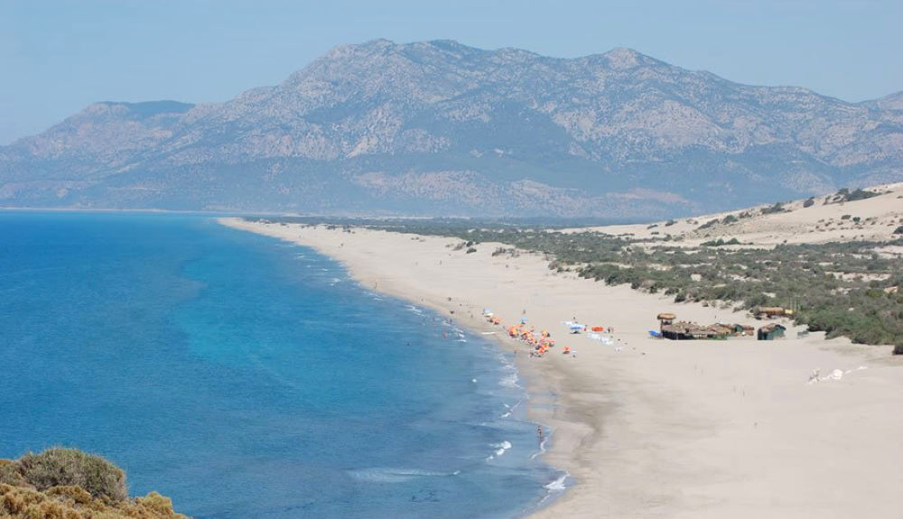курорт Турции с песчаным пляжем на Средиземном море